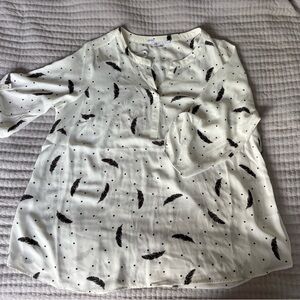 🍒 3 for $10 🍒 White Blouse with Black Feather Print